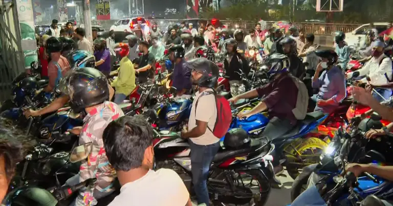 ফিলিং স্টেশনে লম্বা লাইন